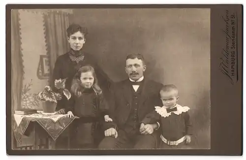 Fotografie J. Waldemar Jacobsen, Hamburg, Steindamm 51, Portrait junges Paar mit zwei Kindern in hübscher Kleidung