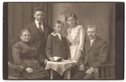 Fotografie Oskar Meister, Bautzen, 15, Kaiserstrasse, Portrait bürgerliches Paar mit drei älteren Kindern am Tisch