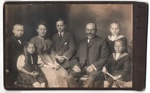 Fotografie H. Böbers, Neukölln, Saalestrasse 1, Portrait bürgerliches Paar mit fünf Kindern