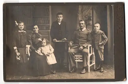 Fotografie Albin Zeidler, Kirchberg i /S., Neumarkt 238, Portrait Soldat in Uniform mit seiner Familie