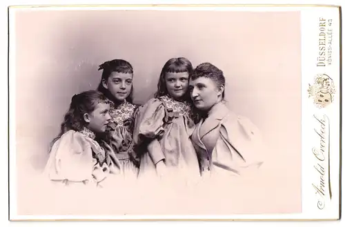 Fotografie Arnold Overbeck, Düsseldorf, Königs-Allee 43, Portrait bürgerliche Dame mit drei Töchtern