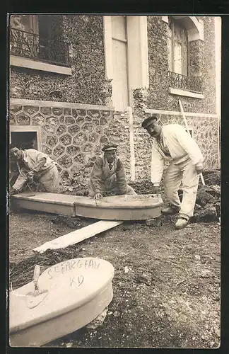 Foto-AK Maurer bei der Arbeit vor dem Haus