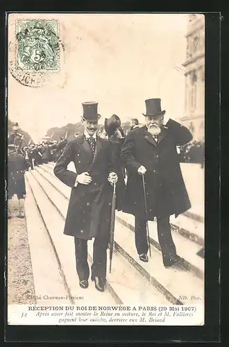 AK Paris, Réception du Roi de Norwège 1907, Après avoir fait monter la Reine en voiture...