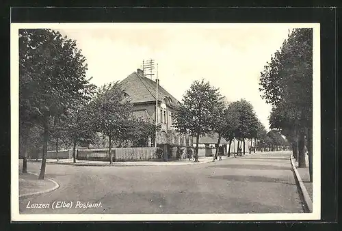AK Lenzen / Elbe, Strasse mit Postamt