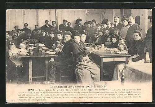 AK Sens, Inondation de Janvier 1910, La Grande-Rue au moment du repas des sinistrés, Hochwasser