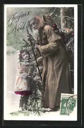 AK Weihnachtsmann mit einem Korb voller Geschenke wird von einem Mädchen begrüsst