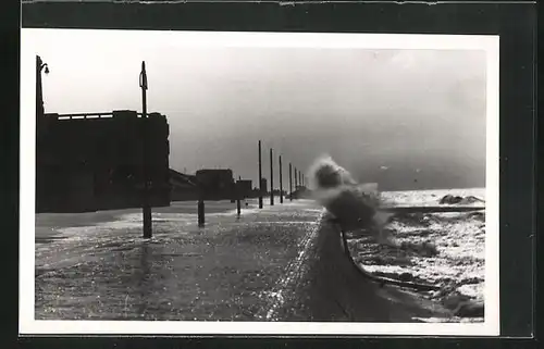 AK Nordseebad Borkum, Promenade beim Wellengang