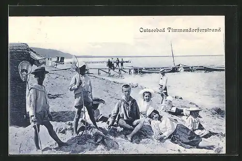 AK Timmendorferstrand, Kinder spielen am Strand mit Fangnetzen