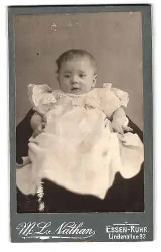 Fotografie M. L. Nathan, Essen Lindenallee 93, niedliches Baby in weissem Spitzenkleid