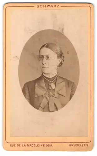 Fotografie Schwarz, Brüssel, Rue de la Madeleine 56a, Portrait vornehme Dame mit Nasenzwicker