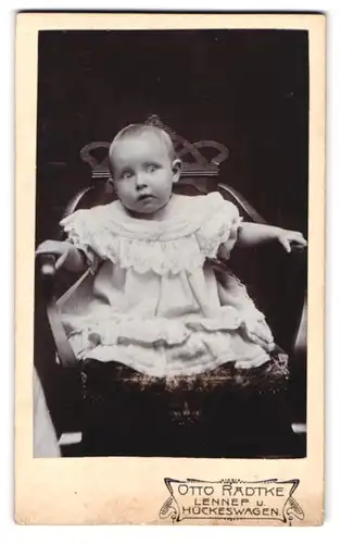 Fotografie Otto Radke, Lennep, niedliches Baby mit grossen Augen in Spitzenkleid