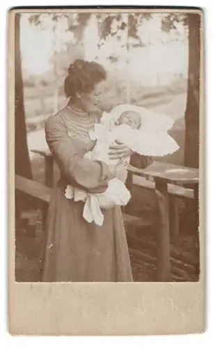 Fotografie unbekannter Fotograf und Ort, adrette Mutter mit Baby auf Arm