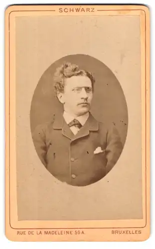 Fotografie Schwarz, Brüssel, Rue de la Madeleine 56A, Portrait bürgerlicher Mann mit Nasenzwicker