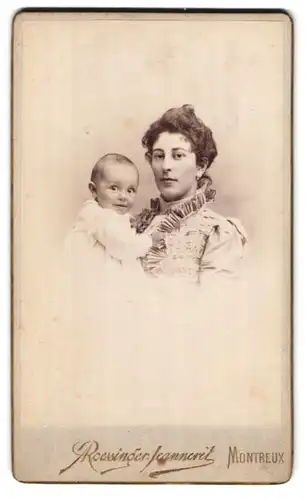 Fotografie A. Roessinger-Jeanneret, Montreux, Avenue du Kursaal 23, junge elegante Mutter mit lächelndem Baby posierend