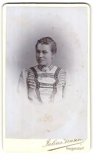 Fotografie Julius Grusche, Neugersdorf, Portrait Dame in gerüschtem Kleid