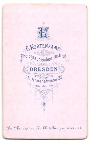 Fotografie C. Kortenkamp, Dresden 35 Annenstrasse, ernster junger Mann zur Seite schauend