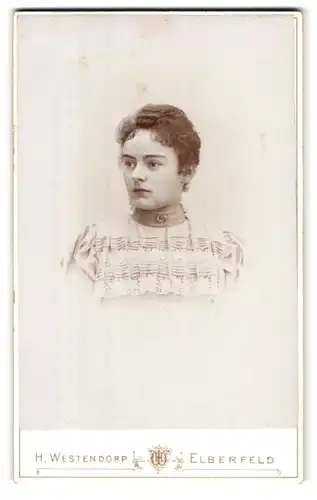 Fotografie H. Westendorf, Elberfeld Herzogstrasse 40, Portrait junge hübsche Dame in Spitzenkleid