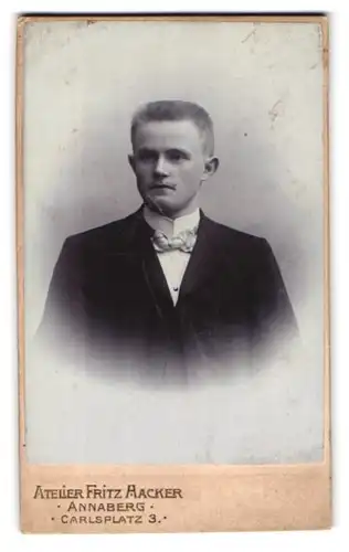 Fotografie Fritz Hacker, Annaberg Carlsplatz 3, Portrait bürgerlicher Mann mit ernstem Gesicht