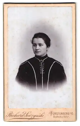 Fotografie Richard Sewzynski, Fürstenberg, Bahnhofstrasse, Portrait junge bürgerliche Dame in schwarz-weissem Kleid
