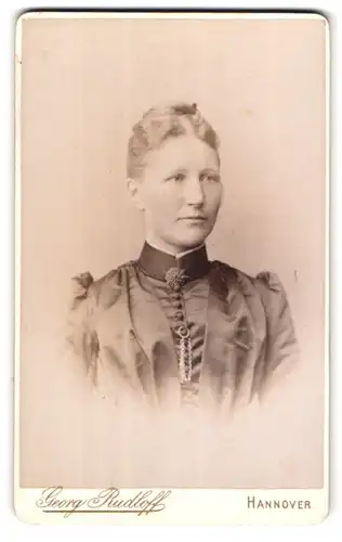 Fotografie Georg Rudloff, Hannover Mehlstrasse 5, Portrait adrette Dame zur Seite schauend