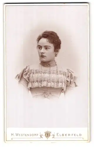 Fotografie H. Westendorf, Elberfeld Herzogstrasse 40, Portrait junge schöne Dame mit Spitzenkragen