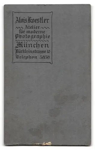 Fotografie Alois Koestler, München Bürkleinstrasse 10, junge niedliche Dame auf Stuhl lehnend