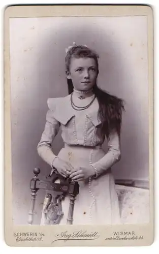 Fotografie August Schmidt, Schwerin Elisabethstrasse 13, junges adrettes Mädchen in schönem Kleid