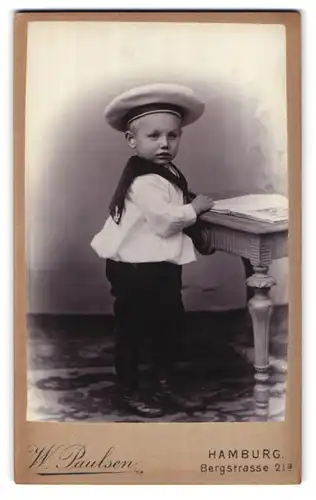 Fotografie W. Paulsen, Hamburg Bergstrasse 21a, niedlicher kleiner Junge in Matrosenanzug