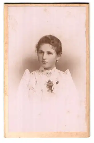 Fotografie Johannes Beyer, Zittau, Lessing-Strasse 2, Portrait junge hübsche Dame in weissem Blumenkleid
