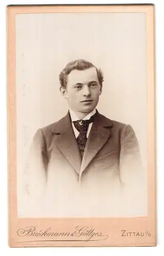 Fotografie Brückmann & Güttges, Zittau Circus Allee 4, Portrait junger Mann mit aufmerksamem Gesichtsausdruck