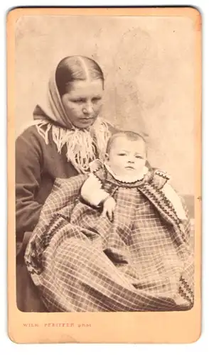 Fotografie Wilhelm Pfeiffer, Reichenberg, bürgerliche Mutter mit kleinem Kind posierend