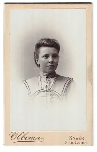 Fotografie Obbema, Sneek Grootzand, Portrait junge elegante Dame mit breitem Kragen