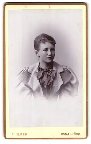 Fotografie F. Heiler, Osnabrück Grosse Strasse 28, Portrait junge hübsche Dame in schickem Kleid