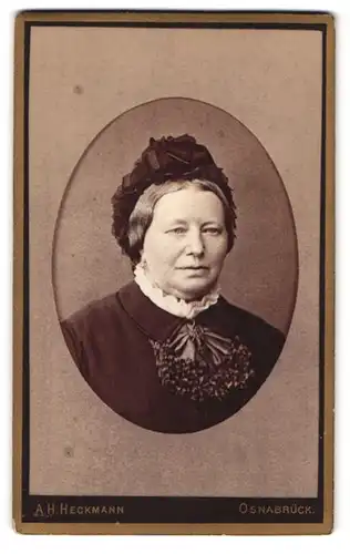 Fotografie A. H. Heckmann, Osnabrück, Johannis-Strasse 68, Portrait ältere breite Dame mit Haube auf Kopf