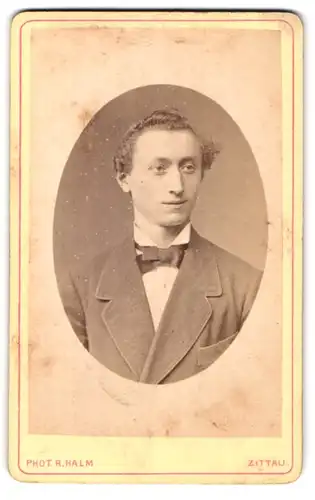 Fotografie Robert Halm, Zittau Breite Strasse 130, Portrait lächelnder junger Mann