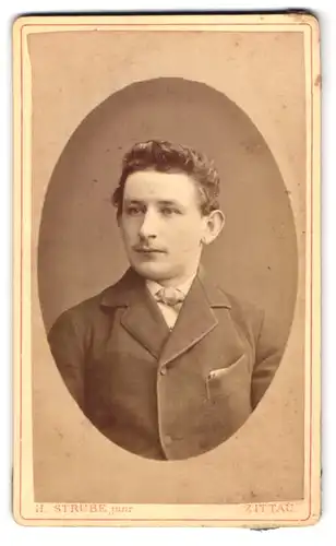 Fotografie H. Strube, Zittau, Lessing-Strasse 14, Portrait netter junger Mann mit leichtem Bart