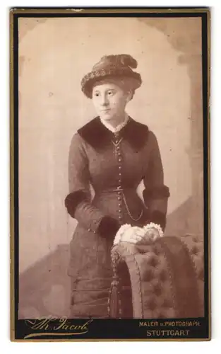 Fotografie Th. Jacob, Stuttgart, elegante Dame in Winterkleid mit nachgezeichneten Pupillen