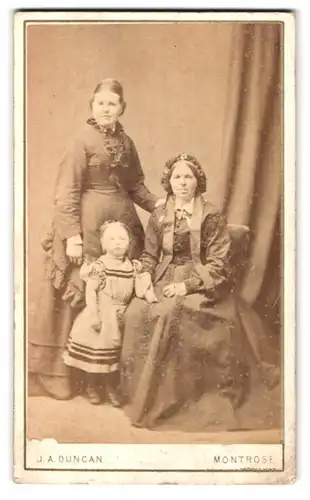 Fotografie J. A. Duncan, Montrose, 136, High Street, Portrait zwei bürgerliche Damen mit kleinem Mädchen