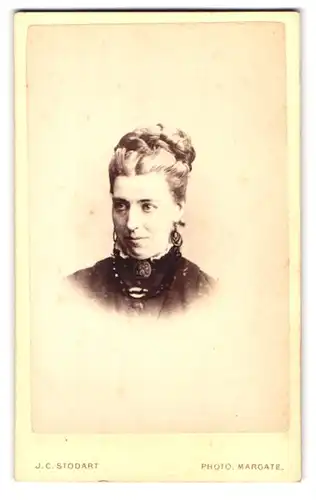 Fotografie J. C. Stodart, Margate, 5, Fort Hill, Portrait bürgerliche Dame mit Hochsteckfrisur