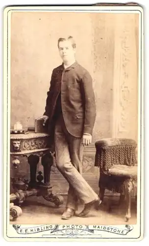 Fotografie E. E. Hibling, Maidstone, 125, Week St., Portrait junger Mann in modischer Kleidung mit Buch