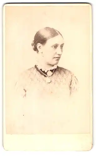 Fotografie Bullock Bros, Macclesfield, Portrait junge Dame mit Kragenbrosche und Amulett