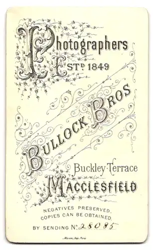 Fotografie Bullock Bros, Macclesfield, Portrait junge Dame mit Kragenbrosche und Amulett