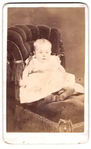 Fotografie Alfred Poole, Morecambe, Portrait niedliches Kleinkind im Kleid auf Sessel sitzend