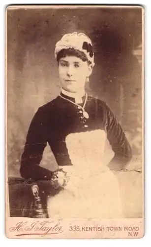 Fotografie H. J. Taylor, London-NW, 335, Kentish Town Road, Portrait junge Dame im Kleid mit Haube