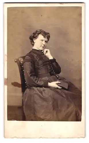 Fotografie J. J. Shaw, London, 103, St. John`s Wood Terrace, Portrait bürgerliche Dame mit Buch auf Stuhl sitzend