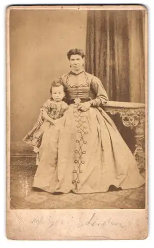 Fotografie Sinclair & Co., London, 412 & 70, Euston Road, Portrait bürgerliche Dame mit kleinem Mädchen im Arm