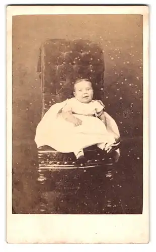 Fotografie J. J. Shaw, London, 103, St. John`s Wood Terrace, Portrait niedliches Kleinkind im Kleid auf Stuhl sitzend