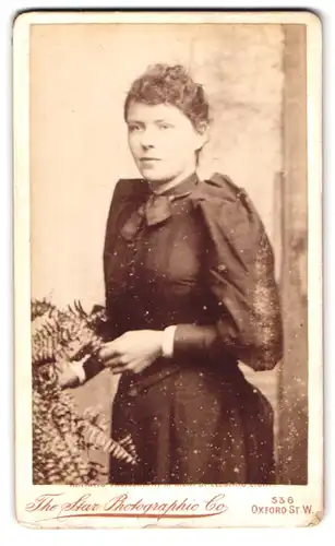 Fotografie The Star Photographic Co., London-W, 536, Oxford Street, Portrait junge Dame in zeitgenössischer Kleidung