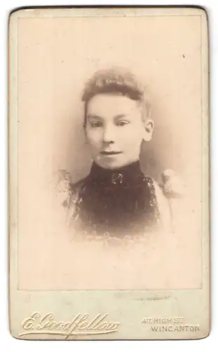Fotografie E. Goodfellow, Wincanton, 47, High St., Portrait junge Dame im hübschen Kleid
