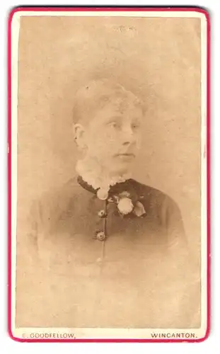 Fotografie E. Goodfellow, Wincanton, Portrait junge Dame in hübscher Kleidung